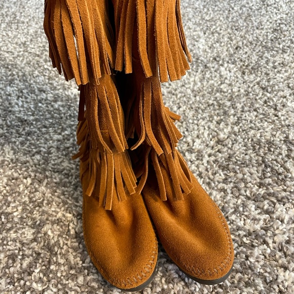 Almost NEW Minnetonka Women's 3-Layer Fringe Boot  size 7 - Picture 10 of 14